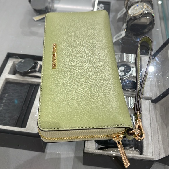 MICHAEL KORS
Leather Continental Wristlet Phone Case Wallet
Light Sage
NWT - Picture 8 of 16